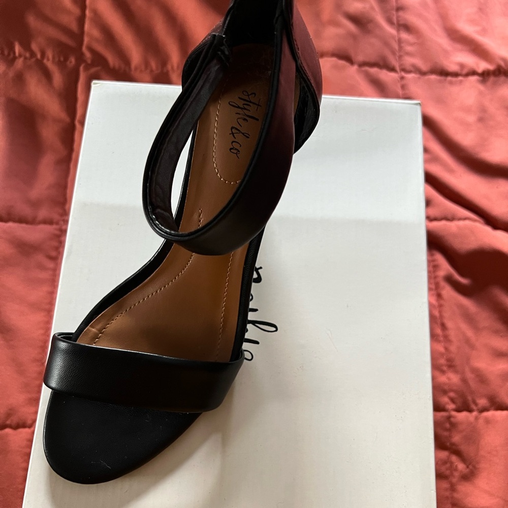 Size 8 Strappy black heel